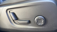 Volvo XC40 2.0 B4P Plus Dark 5dr Auto Petrol Estate